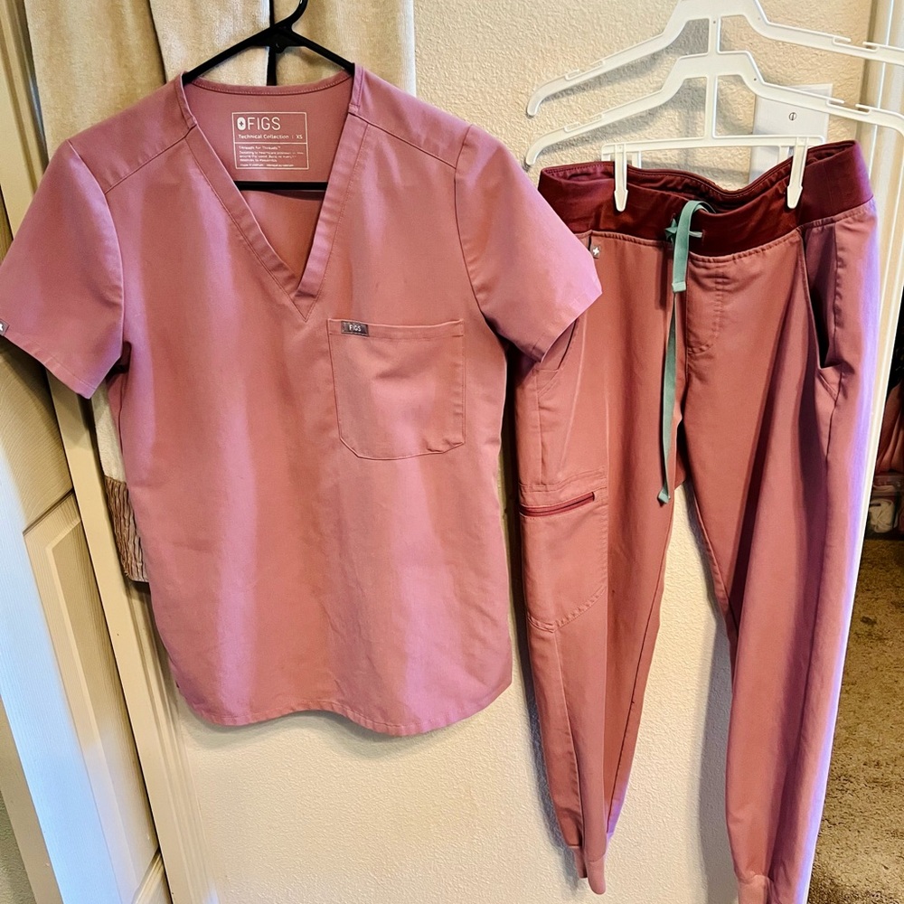 Figs Women's Mauve Scrub Top and Jogger Pants